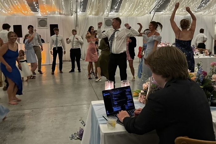 Noivo trabalha durante o próprio casamento